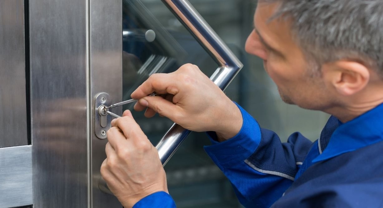 Artisan serrurier en intervention sur serrure de porte vitrée à Lyon