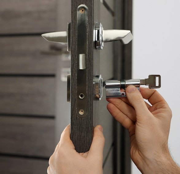 Pose d'un cylindre haute sécurité sur une porte à Lyon
